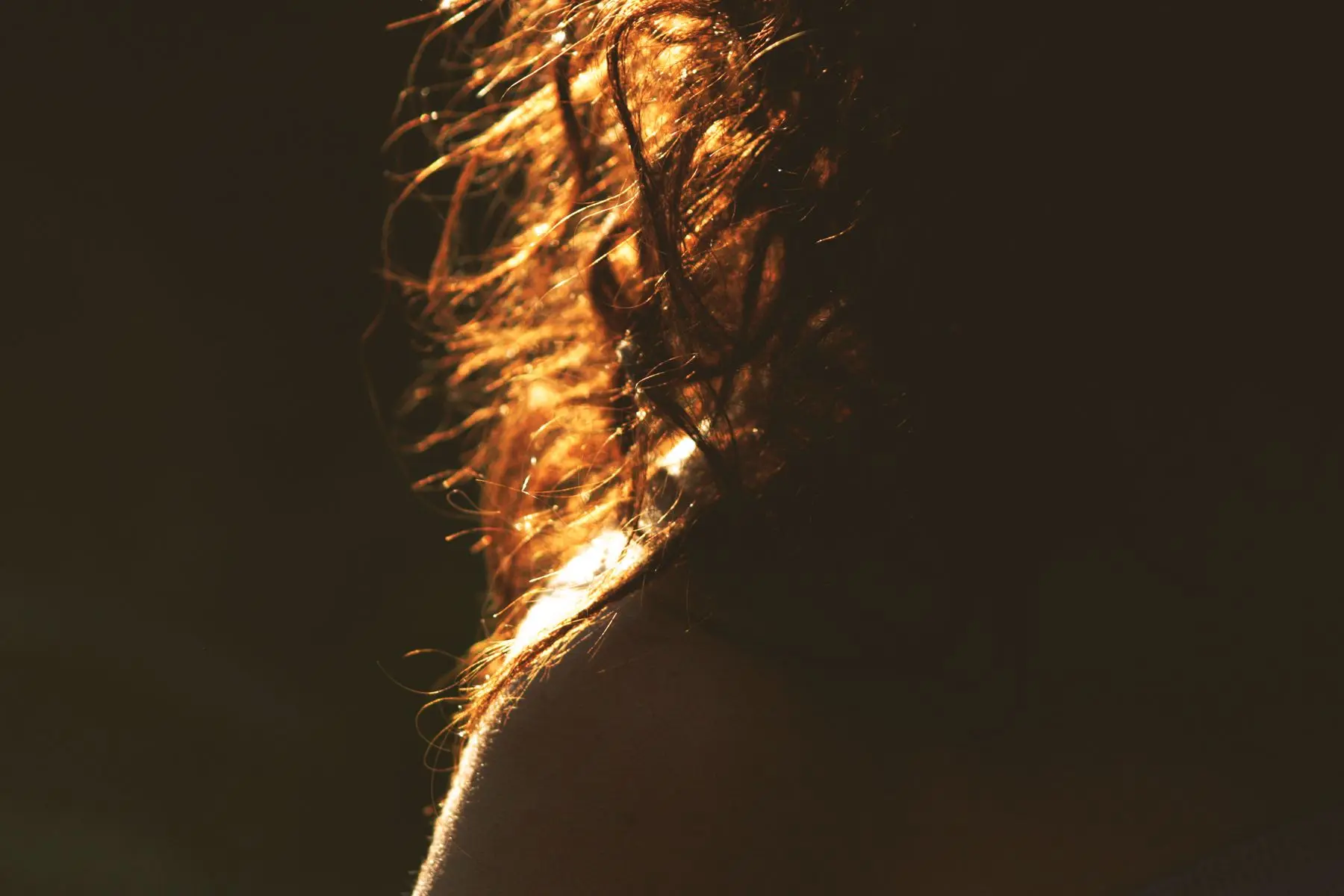 Cabello a contraluz, con la luz recorriendo los mechones