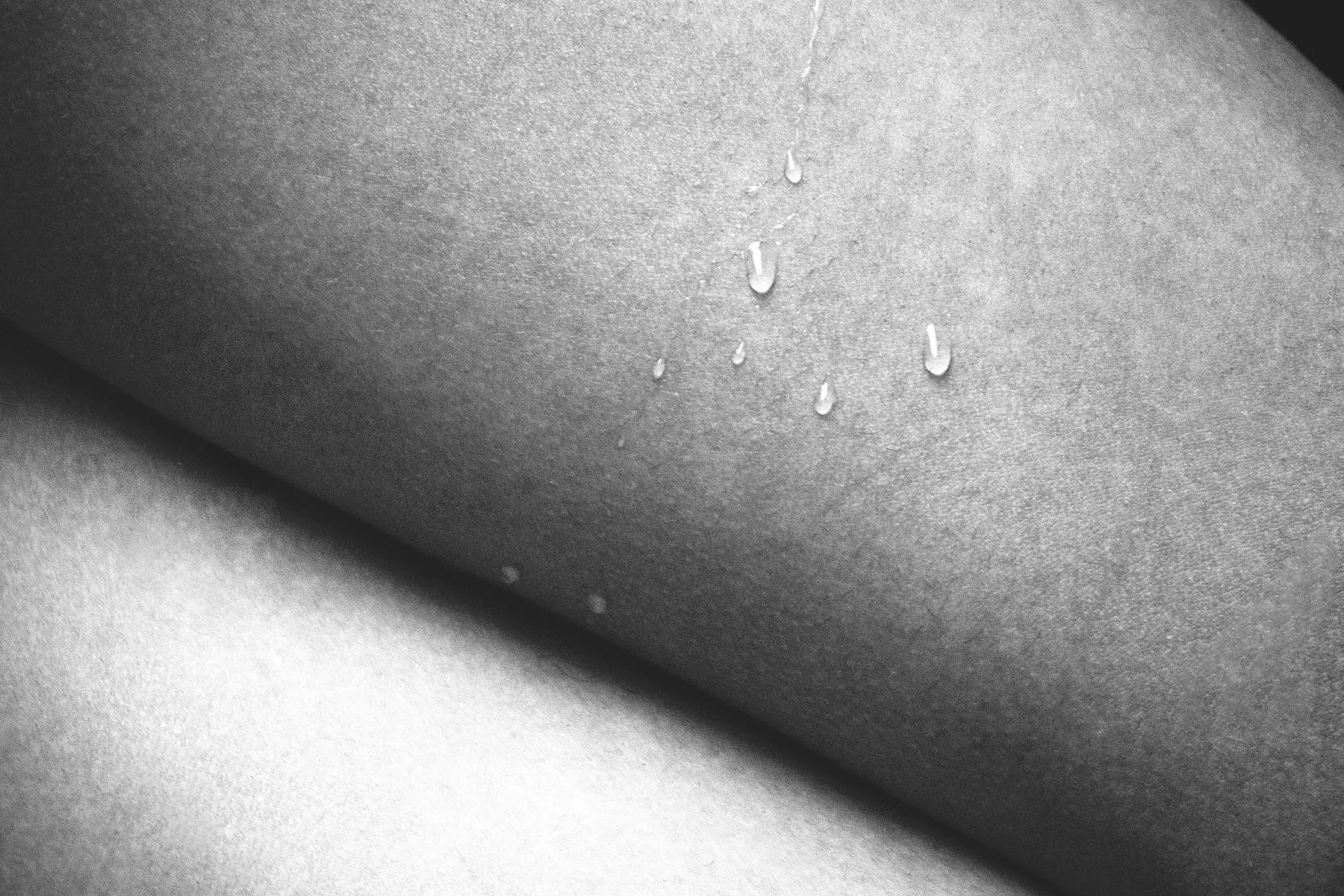 Macro de piel con gotas de agua